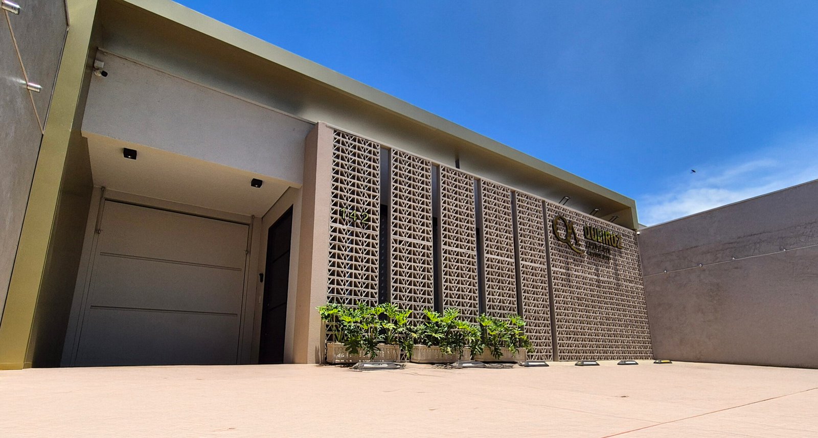 Queiroz Advogados Associados 142